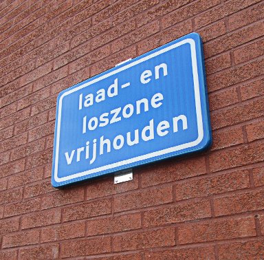 Vekeersbord aan de muur